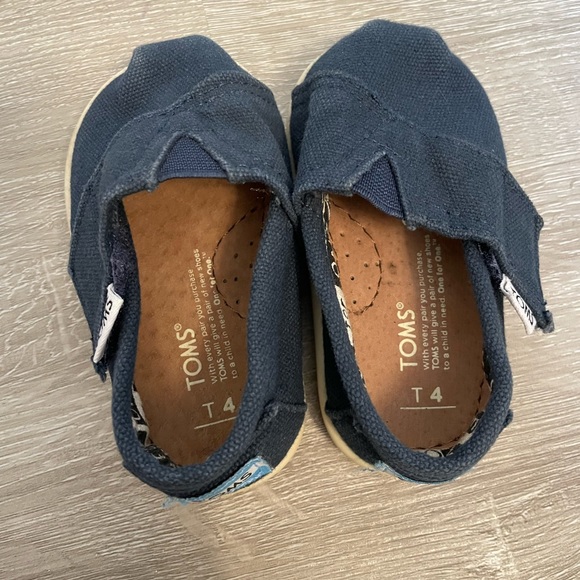 TOMS Classic Canvas Shoe in Navy, Toddler size 4 (see size chart) - Picture 3 of 6